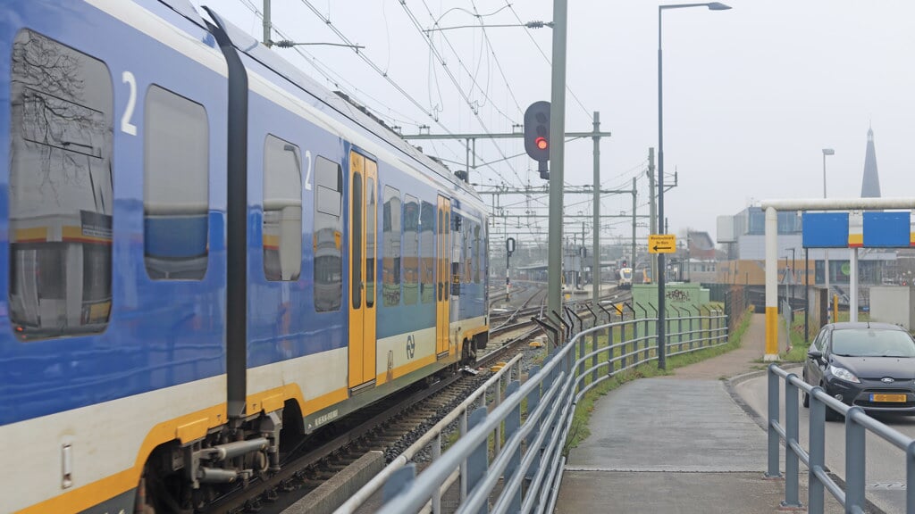 Een trein verlaat station Zutphen richting Brummen en Arnhem. 
Foto: Sander Grootendorst