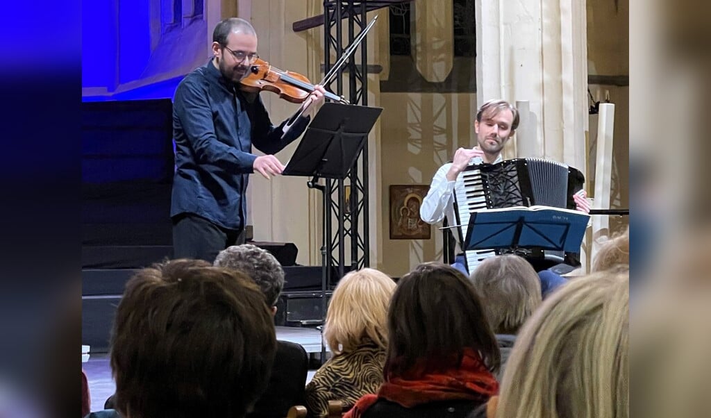 Accordeonist Vincent van Amsterdam en violist Javier Lupiáñes in de Gudulakerk. Foto: Henri Bruntink