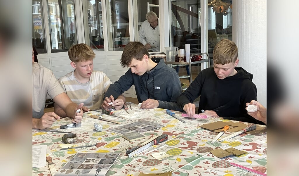 Terwijl de schilder op de gang de laatste kozijnen schildert zijn de leerlingen uit Aalten creatief bezig in de nieuwe ruimte van 't Stadshuus. Foto: Sandra Boogert
