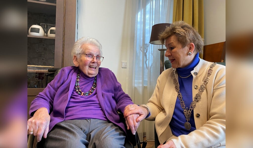 Mevrouw Leneman krijgt voor haar honderdste verjaardag burgemeester Marja van der Tas op bezoek. Foto: Mirjam Rensink