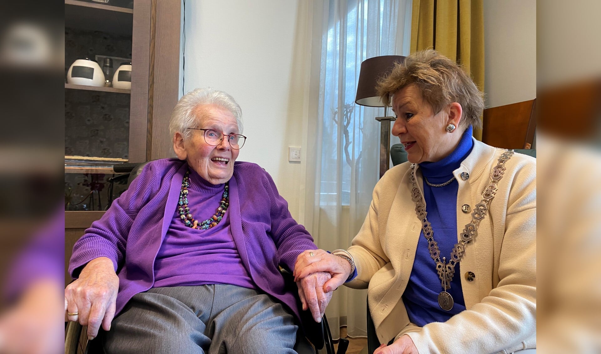 Mevrouw Leneman krijgt voor haar honderdste verjaardag burgemeester Marja van der Tas op bezoek. Foto: Mirjam Rensink