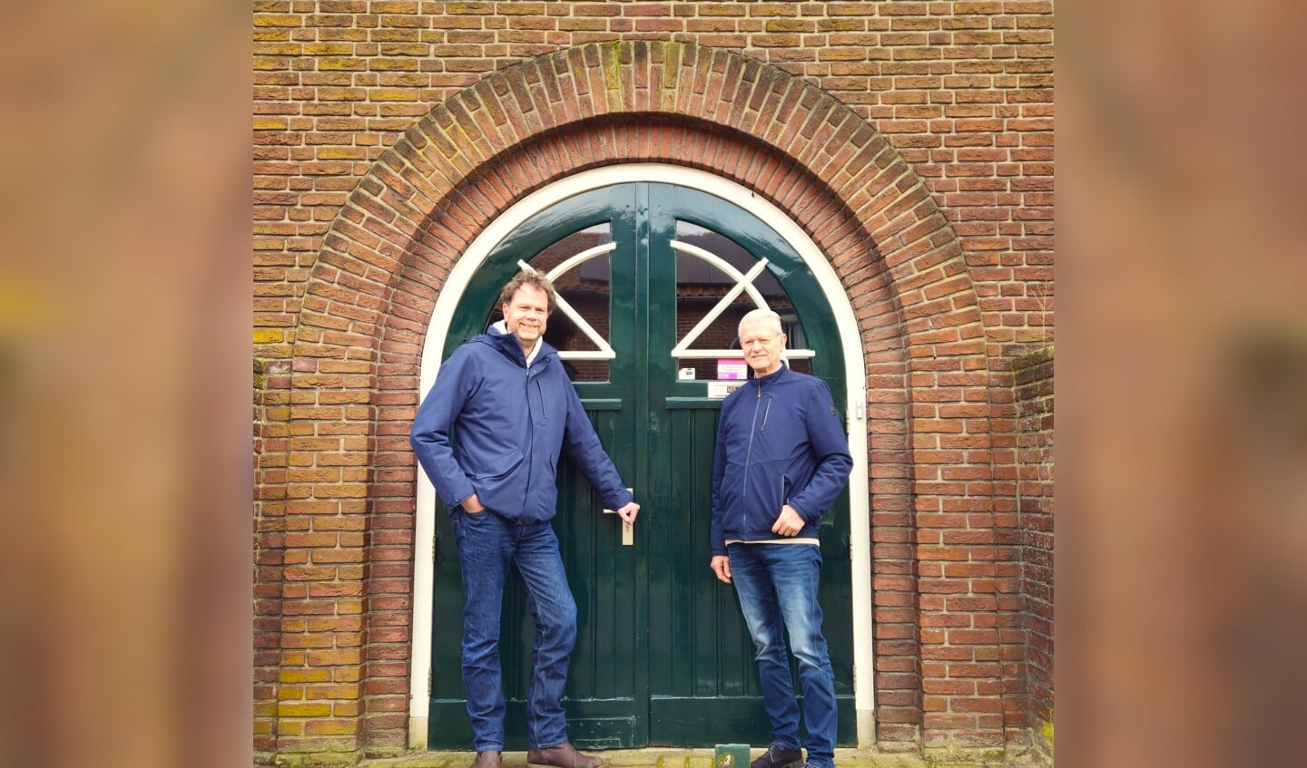Godfried Nijs en Ben Rendering staan voor het nieuwe verenigingsgebouw van Vereniging voor Oudheidkunde Lichtenvoorde. Foto: Dinès Quist