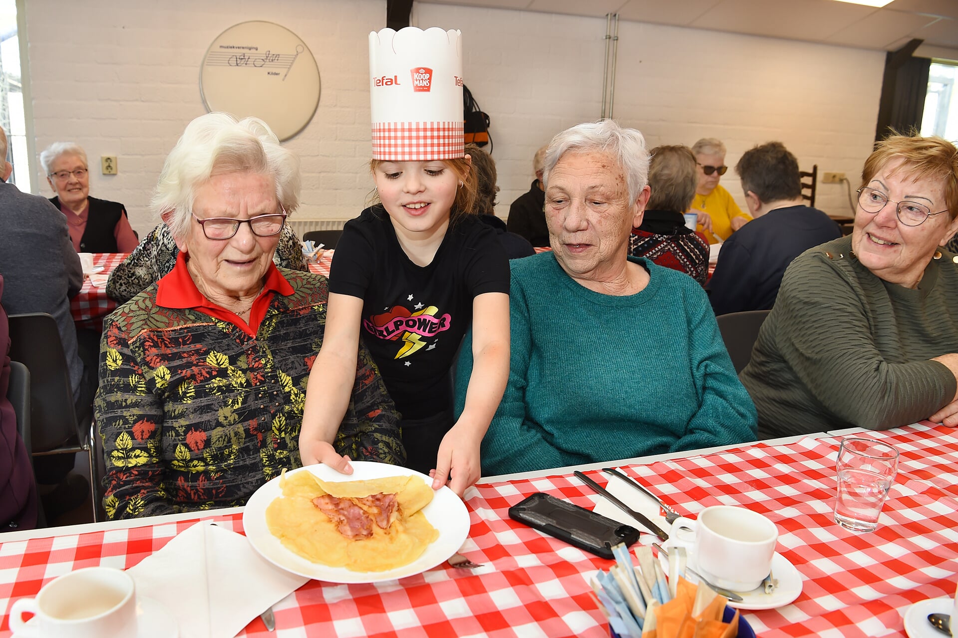 Stien Geurts-Damen, Maud (10, uit groep 7), Froukje Wagner-Adema en Mientje Mulling-Keurentjes, alle drie uit Kilder, genieten van de pannenkoekenlunch.