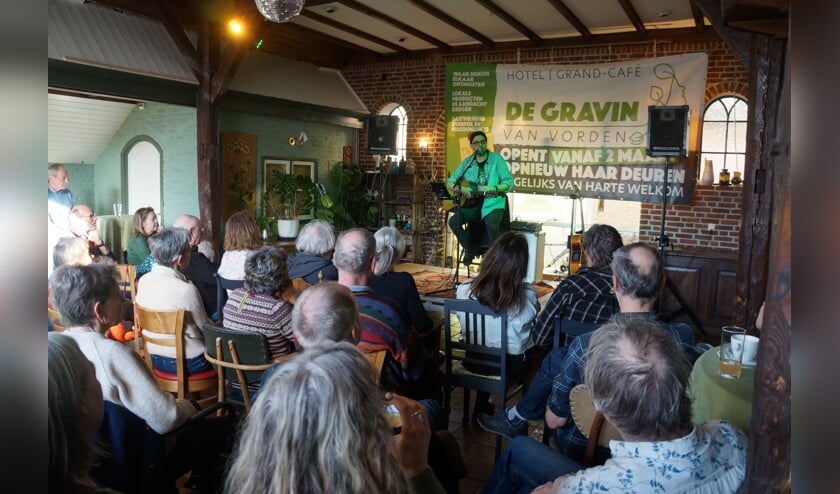 Stef Woestenenk vermaakte het publiek bij De Gravin van Vorden met een intiem akoestisch optreden. Foto: Richard Stegers