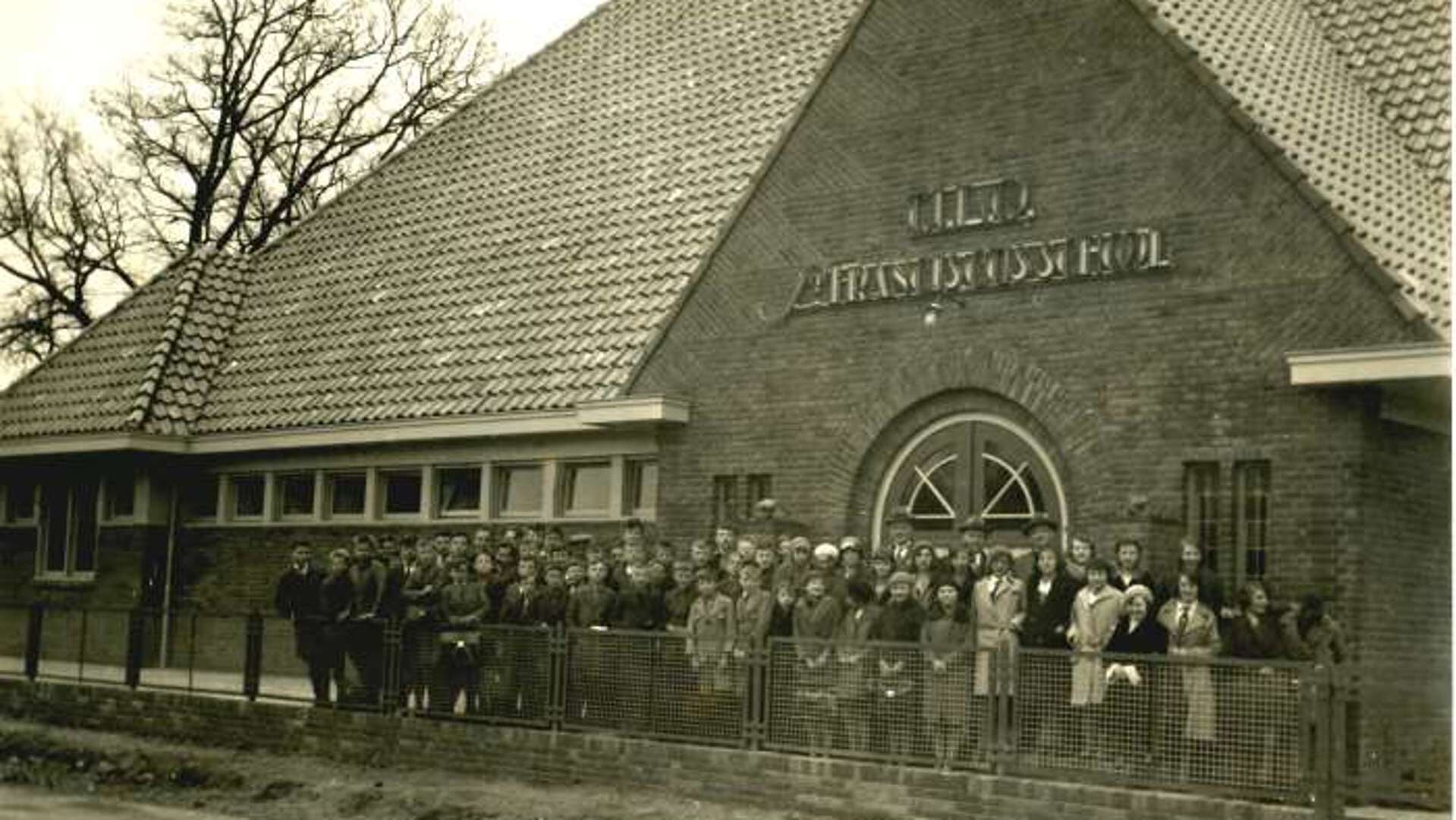 De voormalige St. Franciscus U.L.O. aan de Patronaatstraat omstreeks 1932. Nu het clubgebouw van de VOL. Bron: beeldbank Vereniging voor Oudheidkunde Lichtenvoorde
