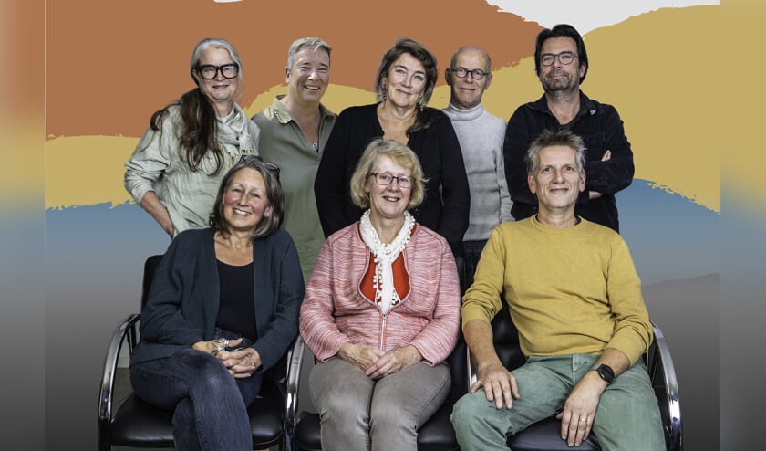 De werkgroep Kunst4daagse Bronckhorst: staand Marlou Daems, Lara Abbink, Liesbeth Romeijn, Fons Flierman, Stein van der Zon, en zittend Koertien Minjon, Hilda Nijman en Harrie Mulderij. Foto: Duo-Focus CreatiefinBeeld