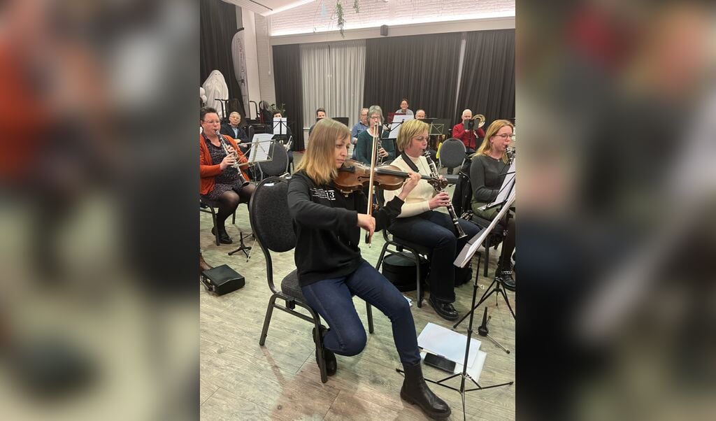 Harmonie Crescendo en violiste Eva Murza bereiden concert voor. Foto: Karin Romeijnders 