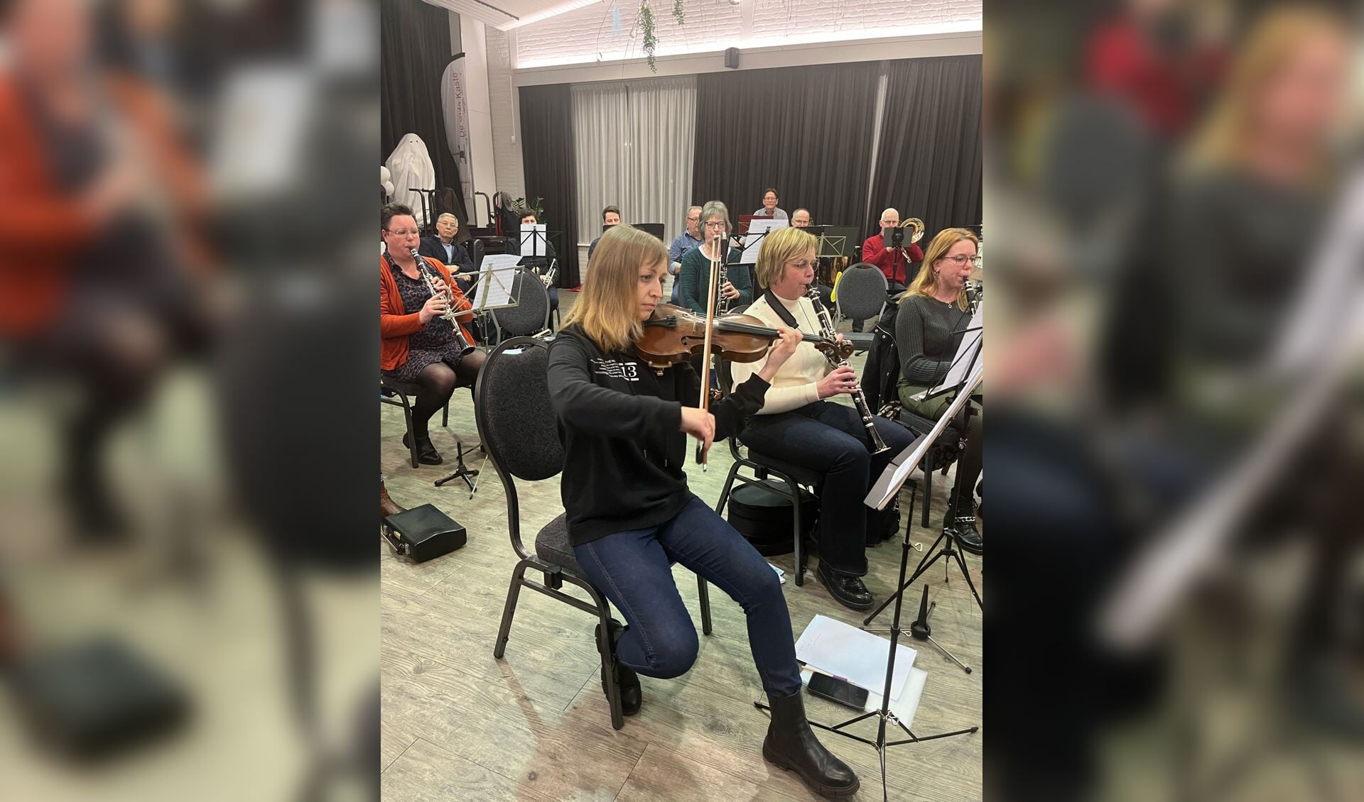 Harmonie Crescendo en violiste Eva Murza bereiden concert voor. Foto: Karin Romeijnders 