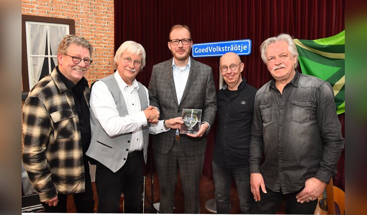 Het eerste exemplaar van het album Dwars deur 't Laeven in handen van burgemeester Mark Bouwman van Doetinchem. Links van hem Frans van Gorkum en Hans Beernink, rechts Hans Westerveld en Stef Geurtzen. Foto’s: Roel Kleinpenning