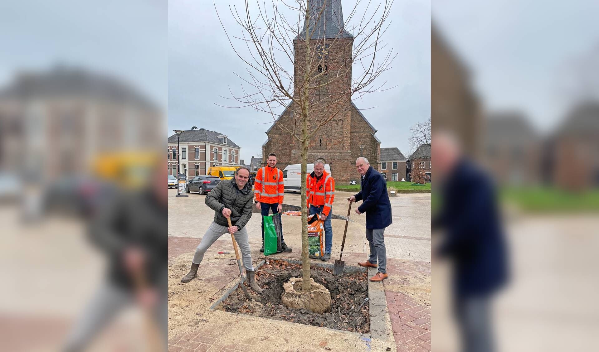 V.l.n.r.: Ard Esselink van Esselink tuinen, Niek Nijhof en Wiljan Ros van Dusseldorp ISM en wethouder Erik Groters namens gemeente Aalten. Foto: PR