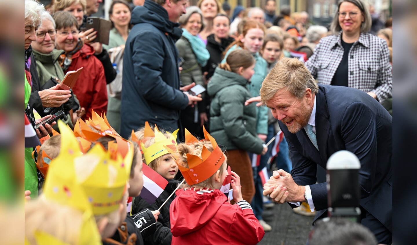 Na afloop nam Koning Willem-Alexander nog even de tijd om een rondje langs de kinderen te maken. Foto: Frank Mossink