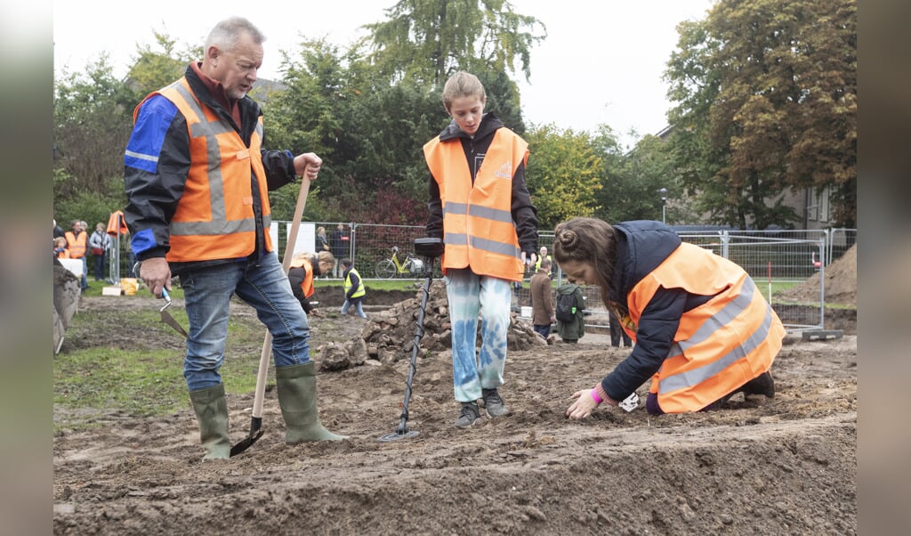 "Hier gebeurde het." 450 jaar na dato deden jongeren mee aan de archeologische opgravingen bij de Spanjaardspoort, waar in 1472 Don Frederik en zijn mannen de stad binnenvielen. Foto: Patrick van Gemert / Zutphense Persbureau