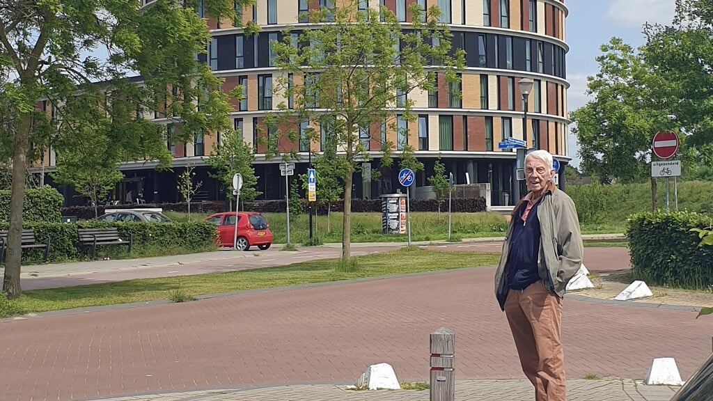 Wim Jansen bij de Polbeek in Zutphen, waar hij sinds mei vorig jaar woont. Eigen foto 
