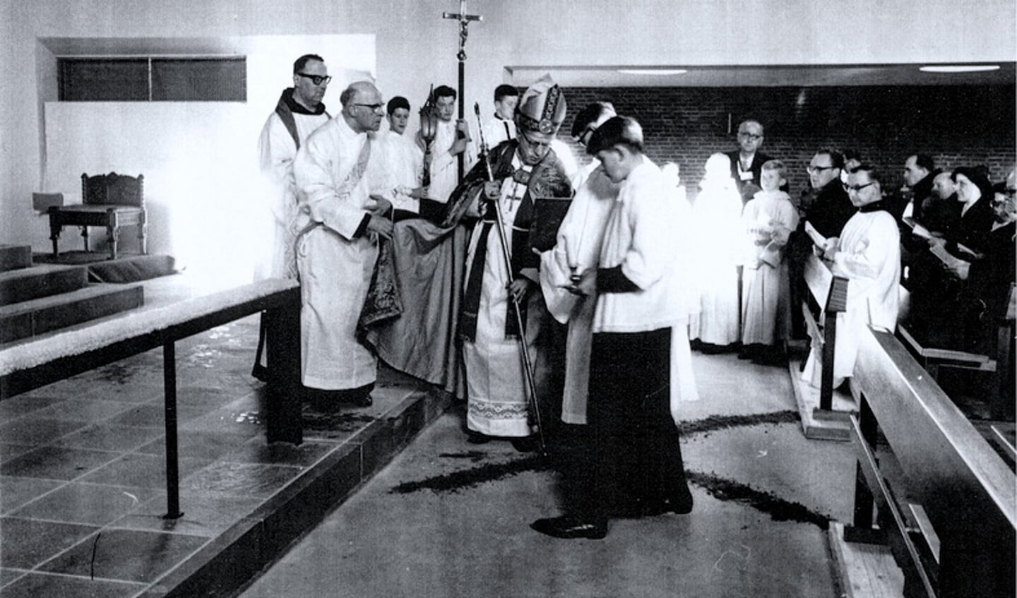 Op 3 april 1964 werd de nieuwe kerk door kardinaal Alfrink geconsacreerd en toegewijd aan Christus Koning. Foto: Fotoarchief Oud Vorden