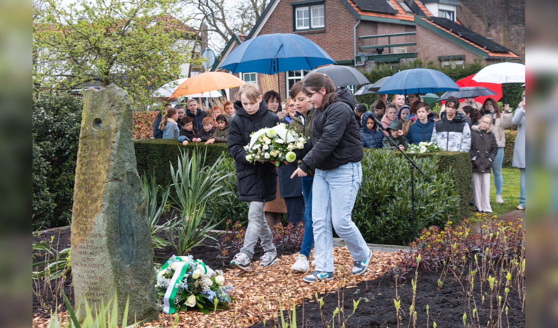 Namens de school legden leerlingen van het Kindcentrum Adriaan van den Ende ook een bloemstuk. Foto: Henk Derksen
