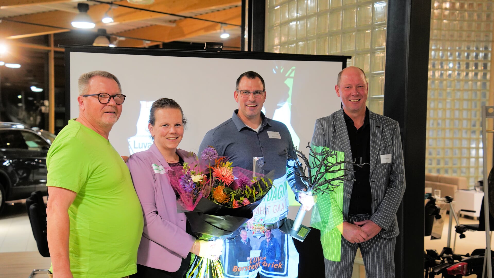 Uitreiking wisseltrofee met van links af: Jan Berkelmans, Odette Lurvink, Martin Lurvink en Ted Kok. Foto Frank Vinkenvleugel