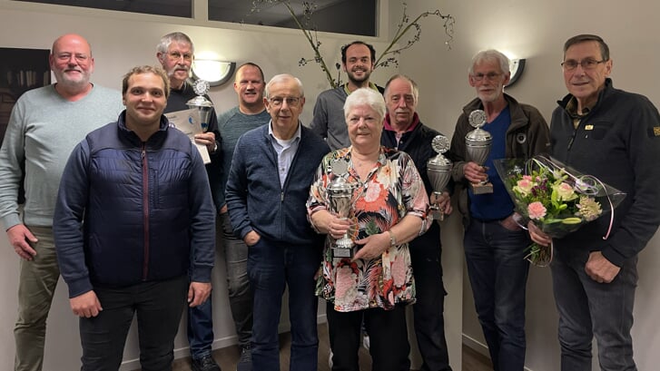 De prijswinnaars: (vlnr) Arjan Zanting, Casper Diekerhof, Gerrit Lammertink, Rick Oudenampsen, Martin Borgonjen, Stephan Zanting, Liselot Nijman, Rob Berfelo, Henk Lourens, Joop Lamberts (jubilaris) . Eigen foto