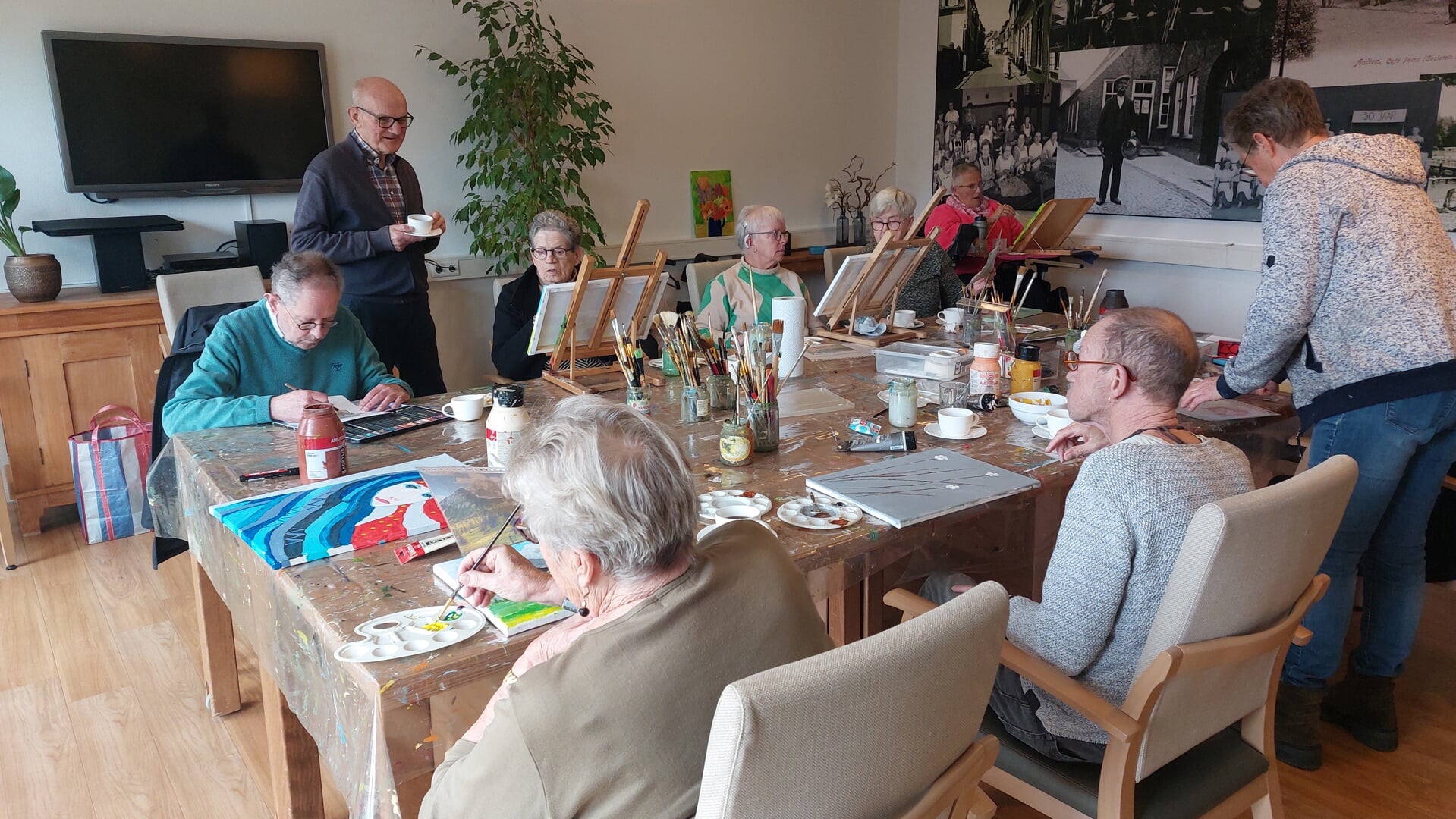 De schilderclub van Marga Klompé gezellig bezig. Foto: Karin Stronks