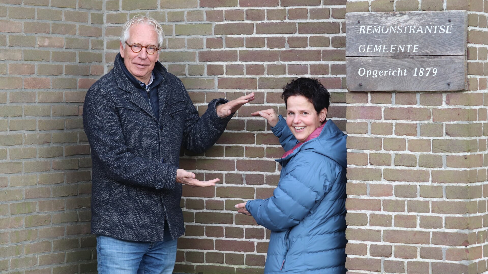 Ronald en Betty geven aan waar de AED aan de muur zal worden bevestigd. Foto: Arjen Dieperink