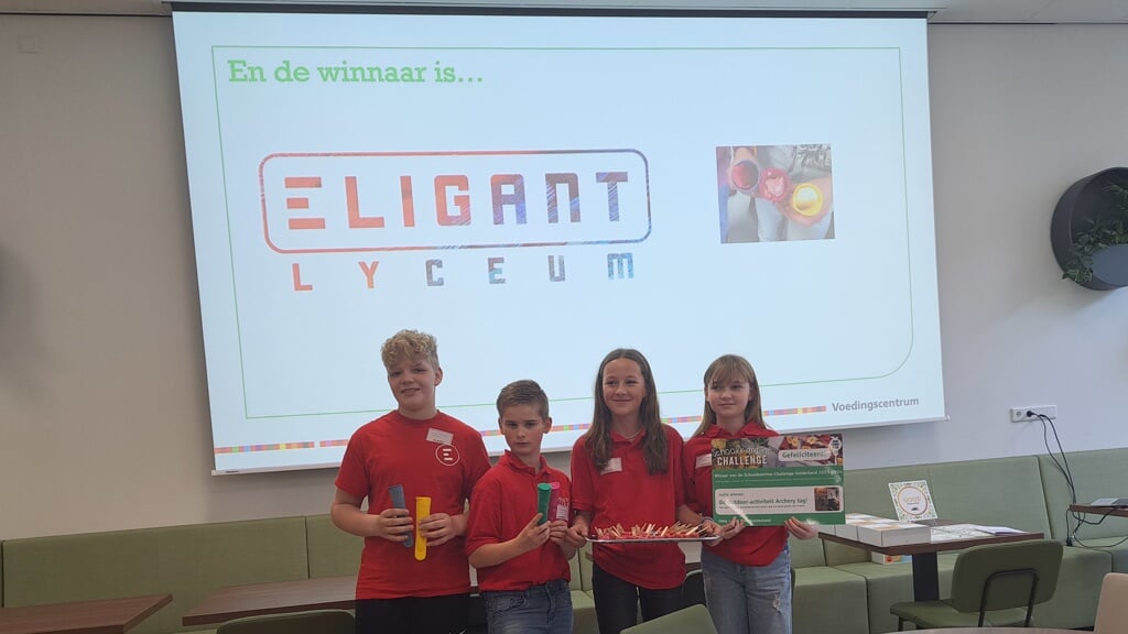 Corry Baauw is de docent van Eligant Lyceum met de vier leerlingen: Maëlh Bouwmeester, Pien van den Berg, Julian Stokebrook, Leonie Woltering. Zij tonen de winnende snack van de Schoolkantine Challenge. Foto: Jong Leren Eten Gelderland