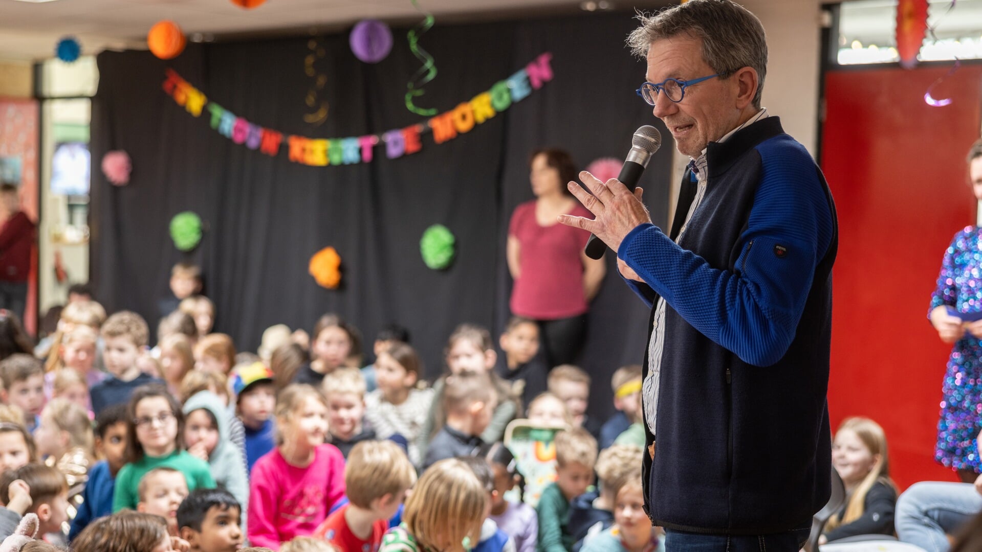 Erik Lammers spreekt de kinderen toe tijdens zijn afscheidsfeest. Foto: PR