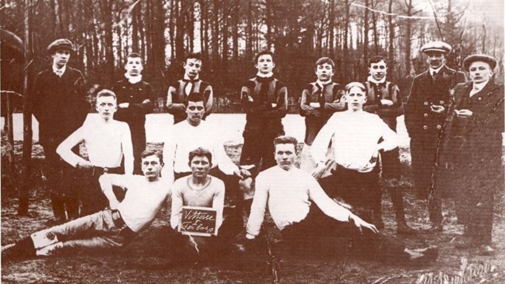 Het elftal van Vitesse omstreeks 1920 in Terborg. Foto: vv Terborg