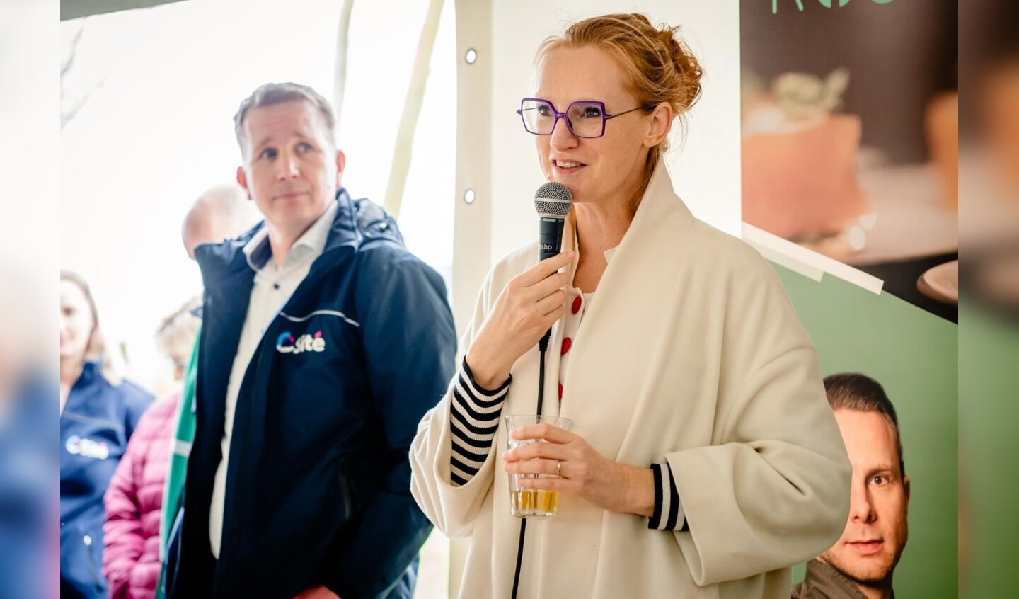 Wethouder Emmeke Gosselink spreekt de aanwezigen toe. Foto: Kijk-Kunst Fotografie