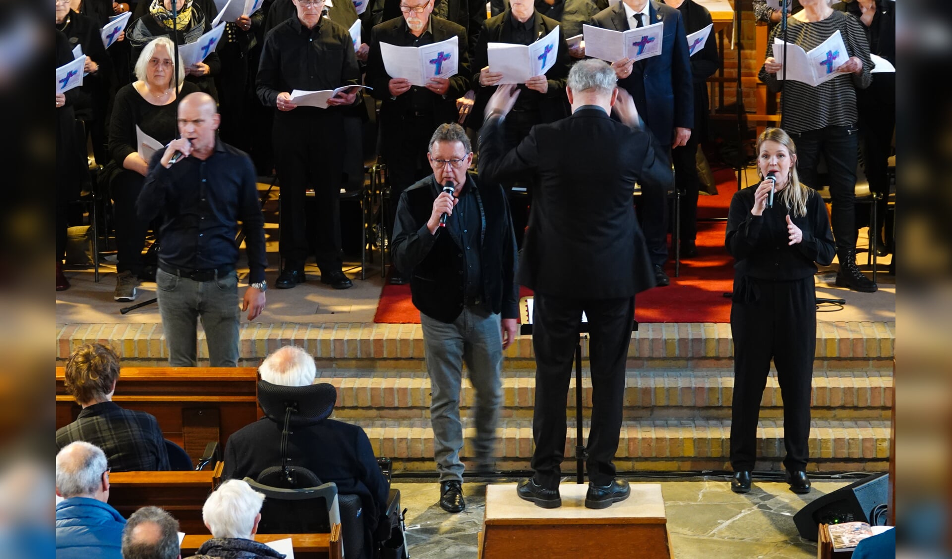 De drie solisten die aan de Passie hun medewerking verleenden: V.l.n.r.:Johnny Boomers, Herman Riethorst en Karin Hukker. Foto's: Gerrit te Vaarwerk 