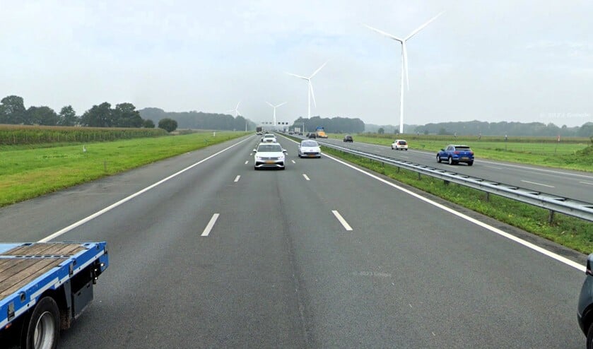 Visualisatie van de vier geplande turbines gezien vanaf de A1, komende uit de richting Bathmen. Bron: Windpark Deventer A1