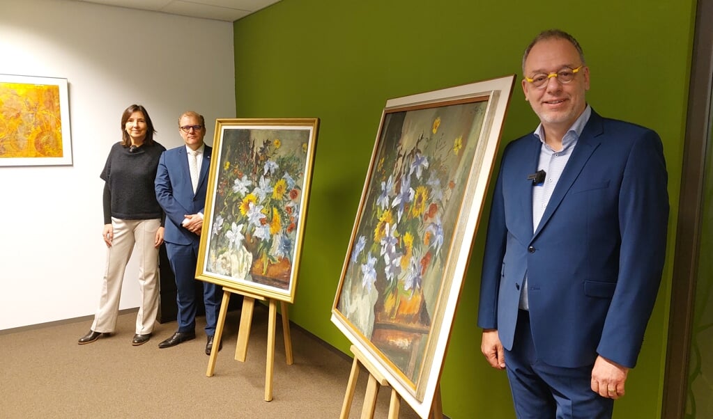 Kunsthistorica Frederieke Jeletich, burgemeester Joris Bengevoord en Paul van Doesburg (rechts) voor de bloemstillevens. Foto: Han van de Laar