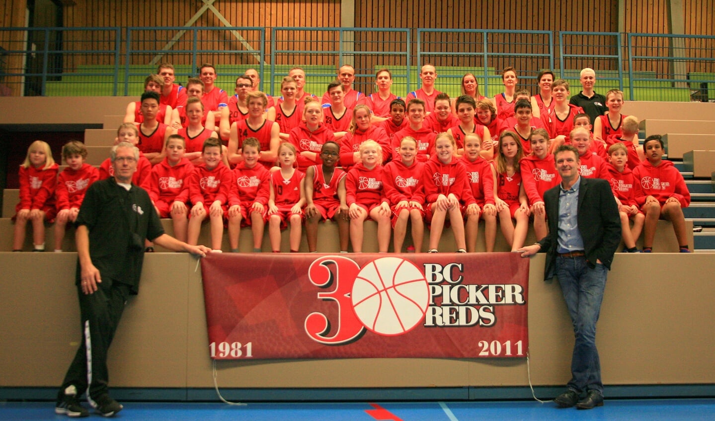 Basketball Club Picker Reds met linksvoor Edwin Bakker en rechtsvoor  kledingsponsor Marcel Gordijn. Foto: PR