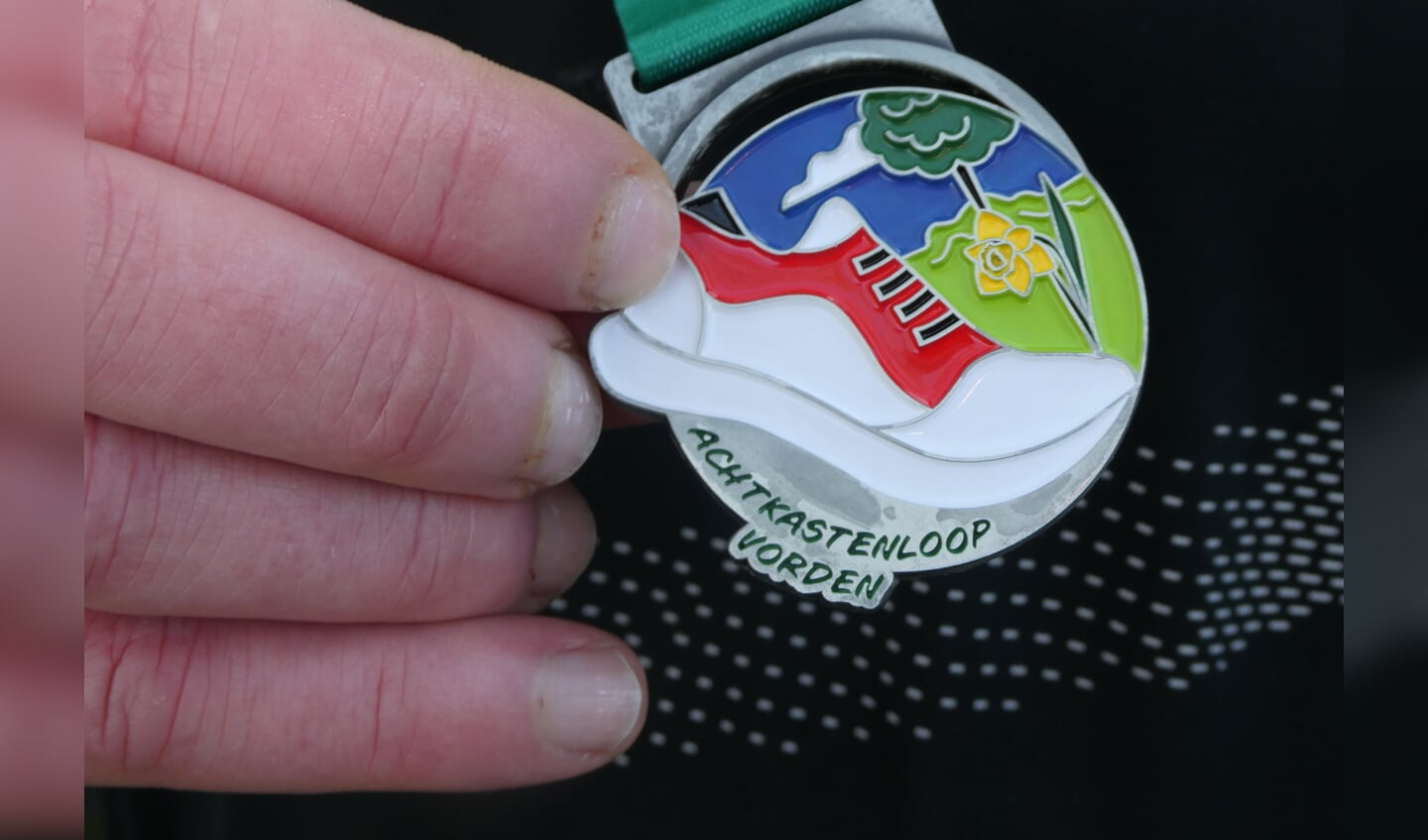 De medaille met de foto met de tekst ''Achtkastenloop Vorden'. 