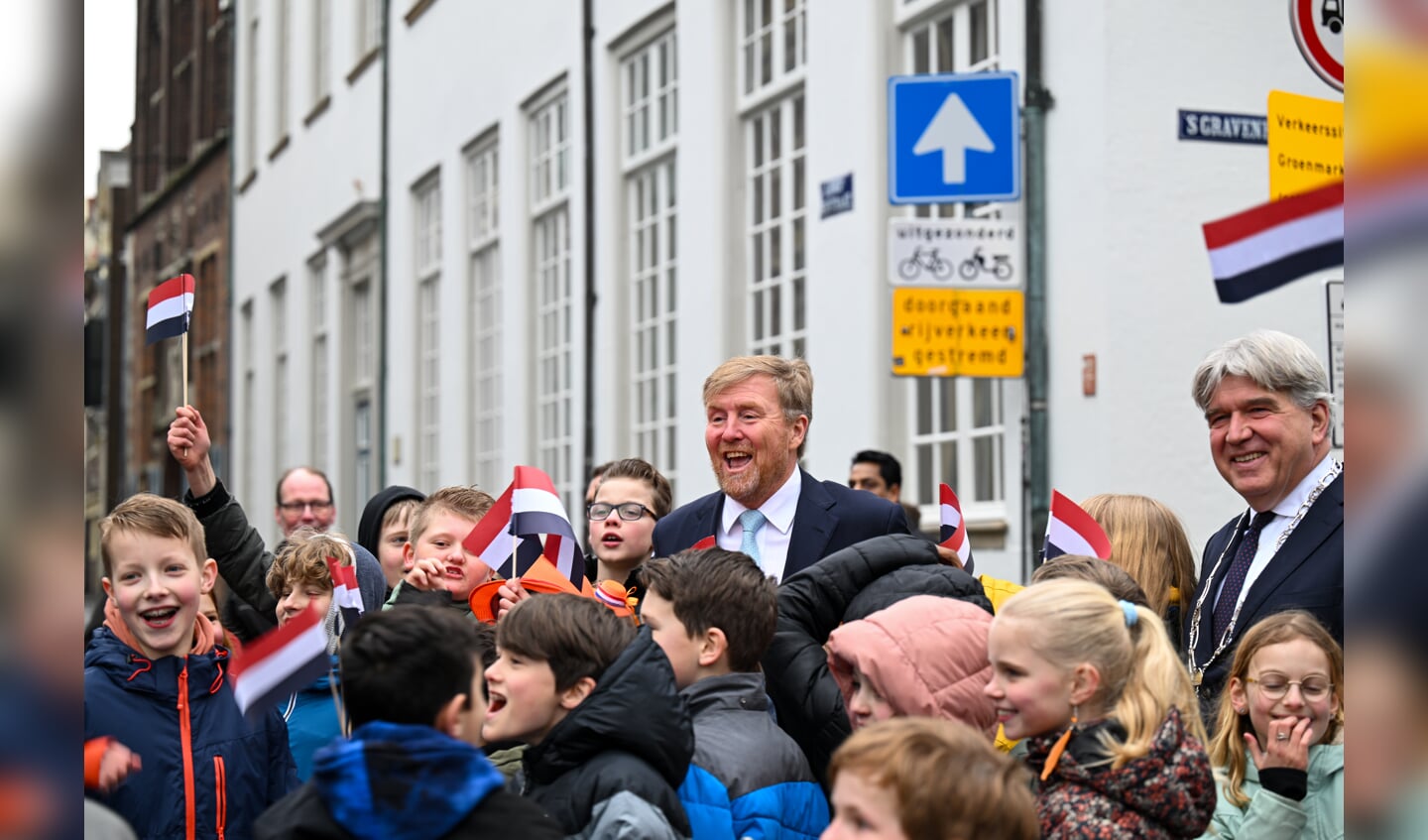 Na afloop nam Koning Willem-Alexander nog even de tijd om een rondje langs de kinderen te maken. Foto: Frank Mossink