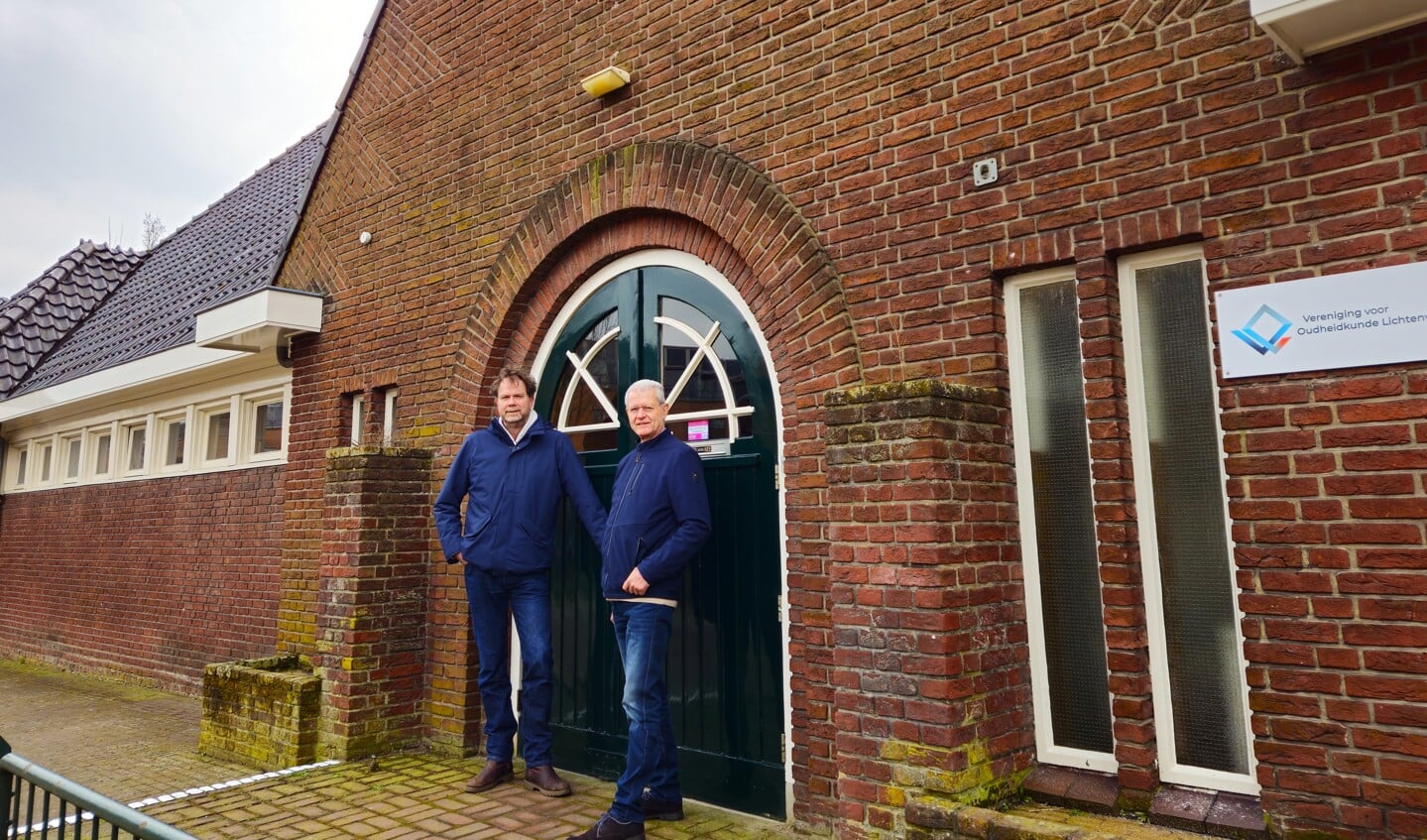 Godfried Nijs en Ben Rendering staan voor het nieuwe verenigingsgebouw van Vereniging voor Oudheidkunde Lichtenvoorde. Foto: Dinès Quist