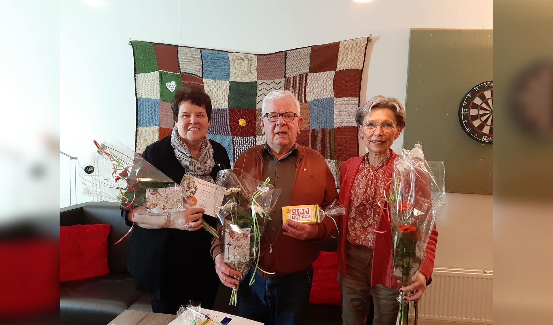 Zonnebloem Eibergen huldigt de jubilarissen Hanny Slinkman, Cor van der Kolk en Betsie Emaus. Foto: Roelie de Vries