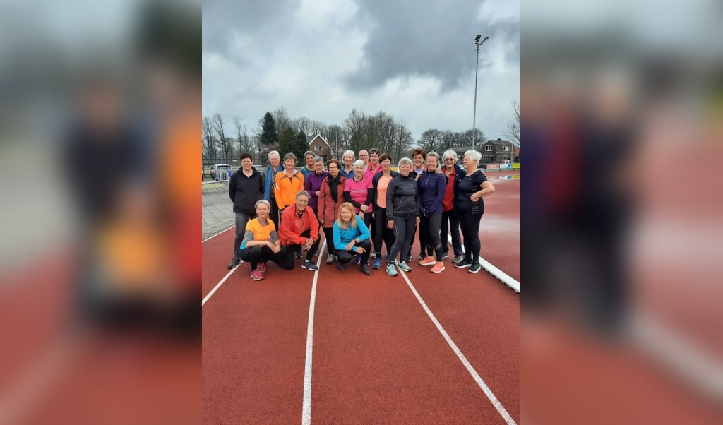 De Maandagmorgengroep met Gerda op de voorste rij in het midden