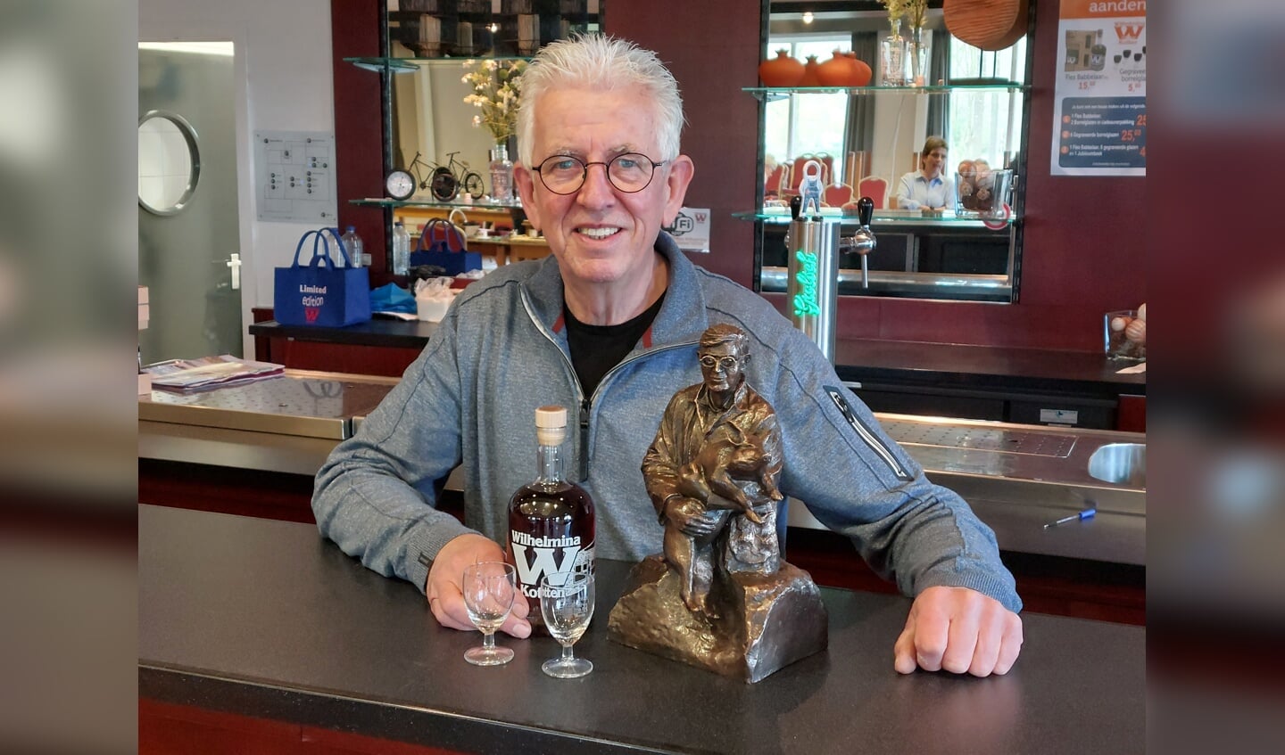 Jan te Kulve met het bronzen beeld van Hulzer-Willem. Foto: Jan Heijnen
