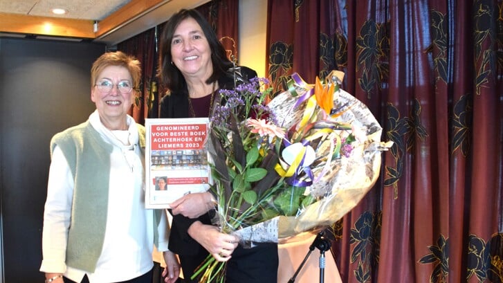 Alle genomineerden kregen bloemen en een oorkonde. Diana Abbink van Erfgoedcentrum Achterhoek en Liemers gaf ze aan de latere winnares Frederieke Jeletich-Visser. Foto: Ciska Wynia