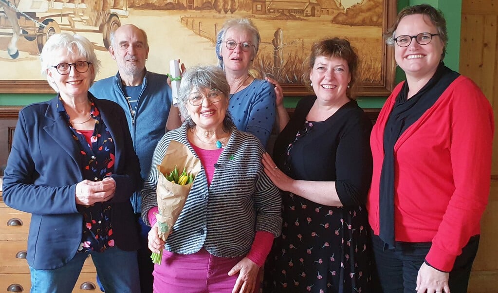 Xandra Veltman (middenvoor) en Yvonne Koekkoek (met bril en haarband) zijn twee van de vier drijvende krachten achter de Dorpskeuken van Baak. Dit initiatief werd beloond met een lintje en bloemen door een delegatie van GroenLinks (Links: Marijke Melsert en Herman van Rooijen. Rechts: Ulrike ter Braak en Renate van der Veen). Foto: Alice Rouwhorst