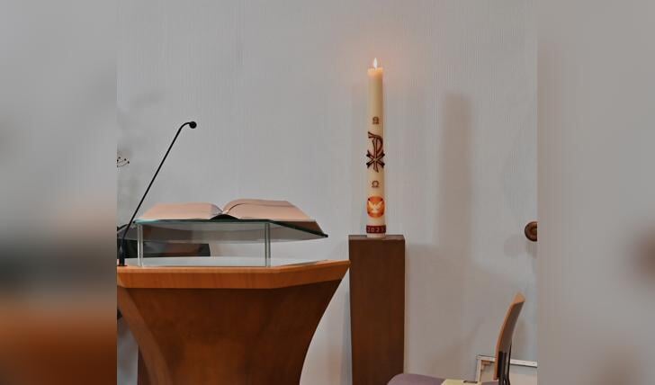 Tijdens de Paaswake op Stille Zaterdag wordt de nieuwe Paaskaars ontstoken. Het kaarslicht symboliseert de aanwezigheid van de Levende Jezus Christus, die het Licht van de wereld is. Foto: PR