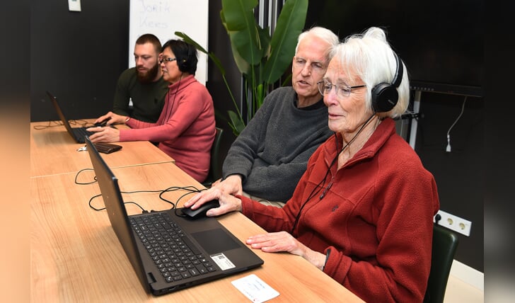 Adin Cizmic, Lolita Goorman, Marcel Sloot en Hermine Voorhuis (vlnr) tijdens de training 'digitale vaardigheden'. Foto: Roel Kleinpenning