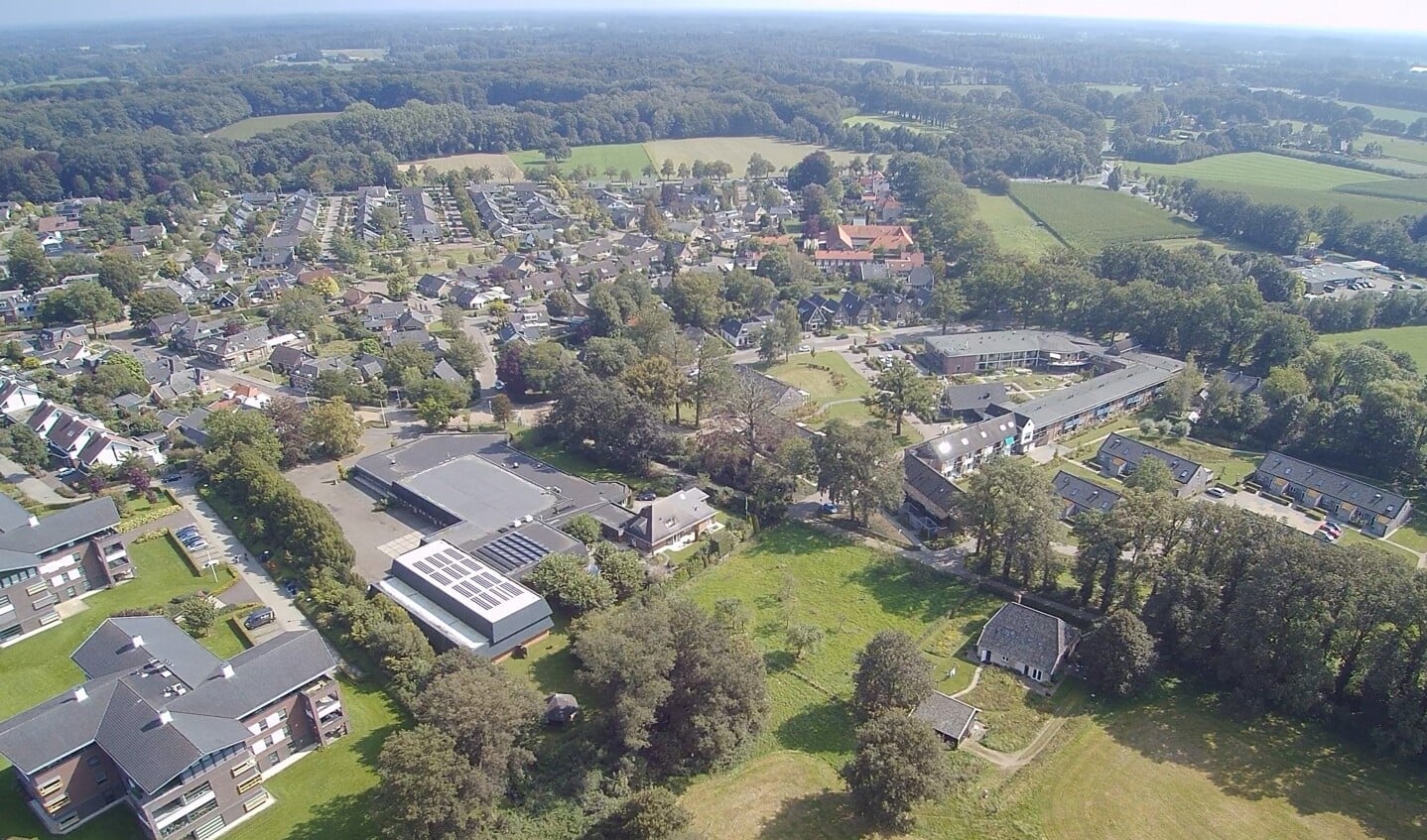 Luchtfoto met vooraan het terrein aan de Nieuwstad 30a in Vorden. Foto: Post Media Producties