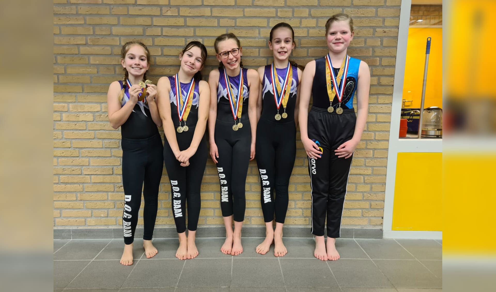 Trotse meiden van niveau 7 team met medailles: Isa, Kae, Babet, Brechtje en Sophie. Foto: Evi Kraaijvanger