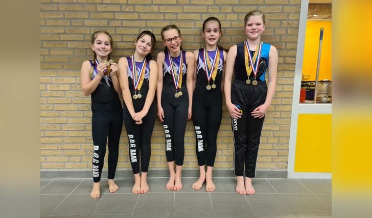 Trotse meiden van niveau 7 team met medailles: Isa, Kae, Babet, Brechtje en Sophie. Foto: Evi Kraaijvanger