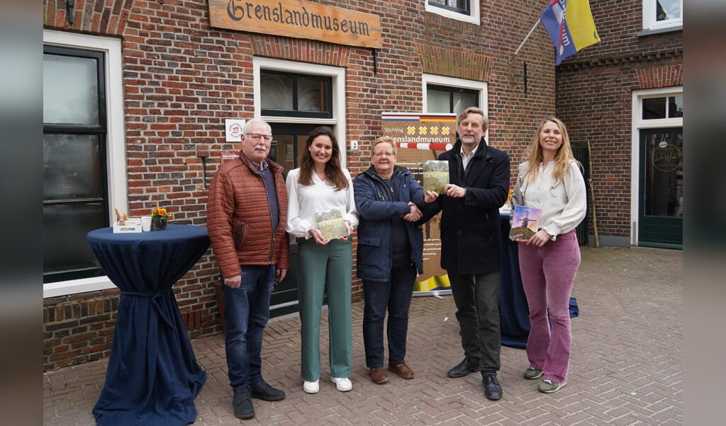 V.l.n.r.: Han Reuterink, Corine Lankhof, Marja Disveld, Burgemeester Stapelkamp en Herlinde ter Maat. Foto: Frank Vinkenvleugel