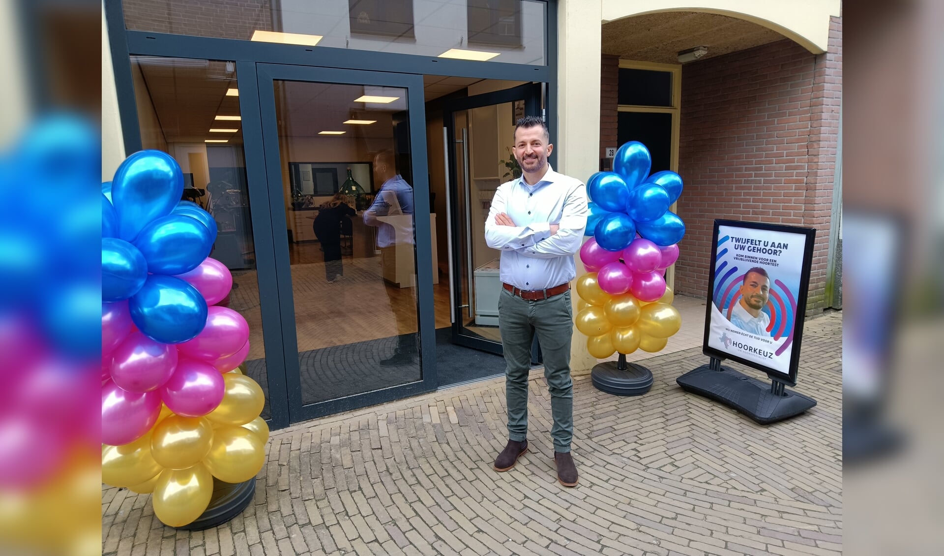 Audicien Rabih bij de feestelijk versierde entree van Hoorkeuz aan de Molenstraat. Foto: Rudi Hofman 