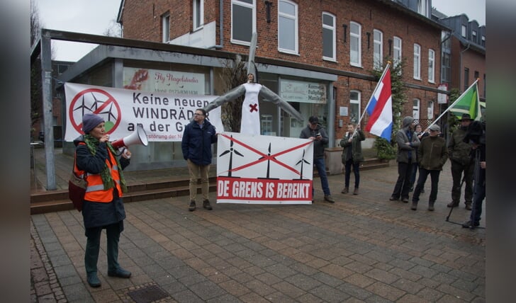 Actievoerder Ricarda Kleffel spreekt de demonstranten toe voor het gemeentehuis van Rhede. Foto: Guus Helle