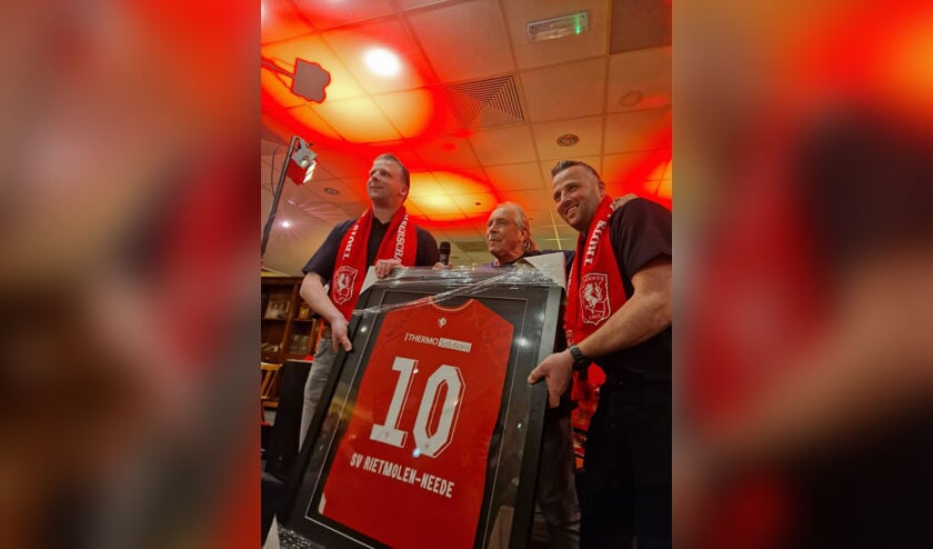Voorzitters Rick Bolster (l) en Jordy Veldhuis met het speciale jubileumshirt van de supportersvereniging FC Twente Rietmolen/Neede. Foto: PR