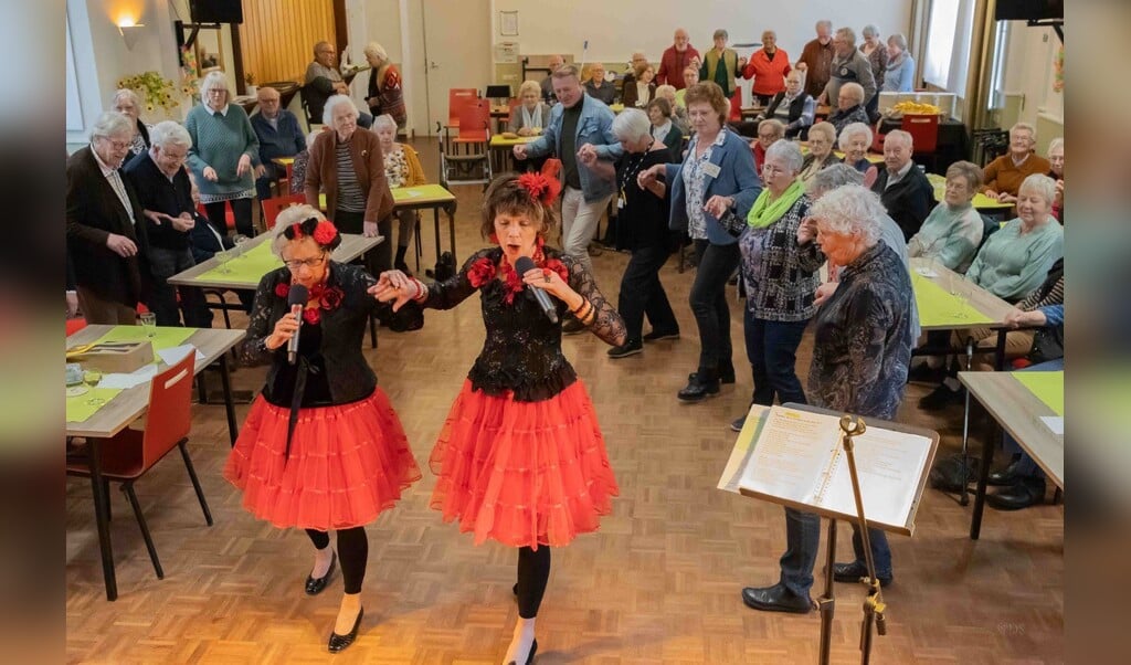 Zonnebloem Warnsveld vierde jubileum met muzikaal optreden van de Neighboursisters. Foto: Ans Kolkman