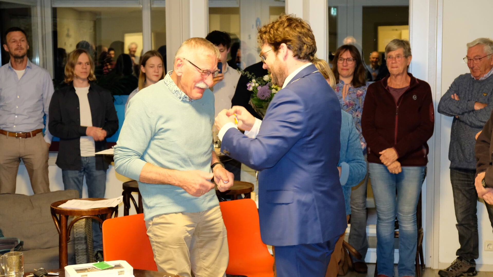 Gerrit Nijkamp ontvangt de Koninklijke onderscheiding van burgemeester Van 't Erve. Foto: PR